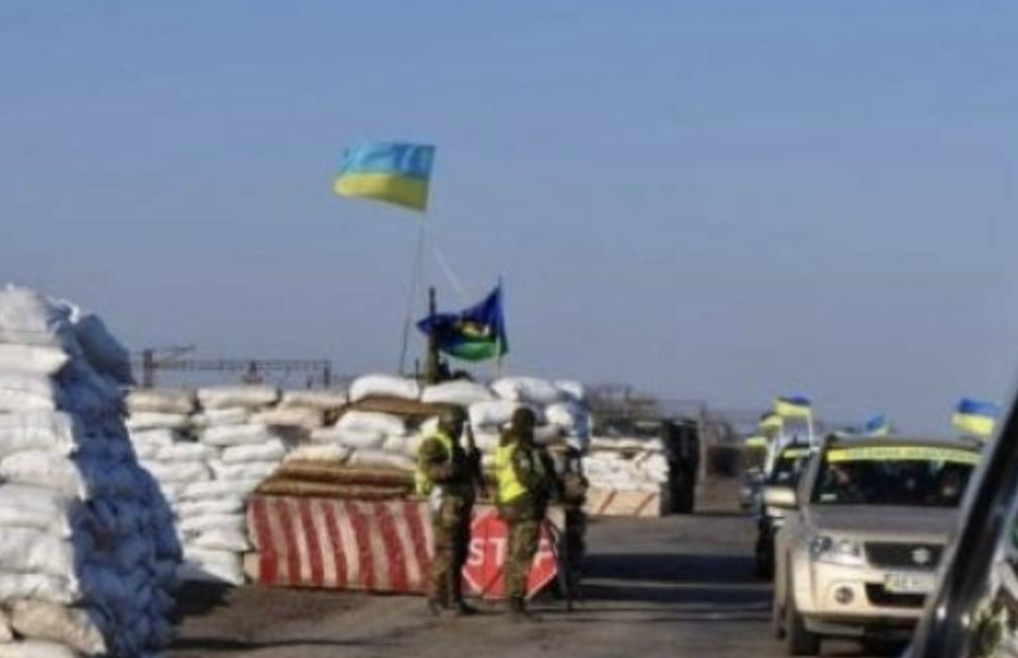 Блокпост з українським прапором
